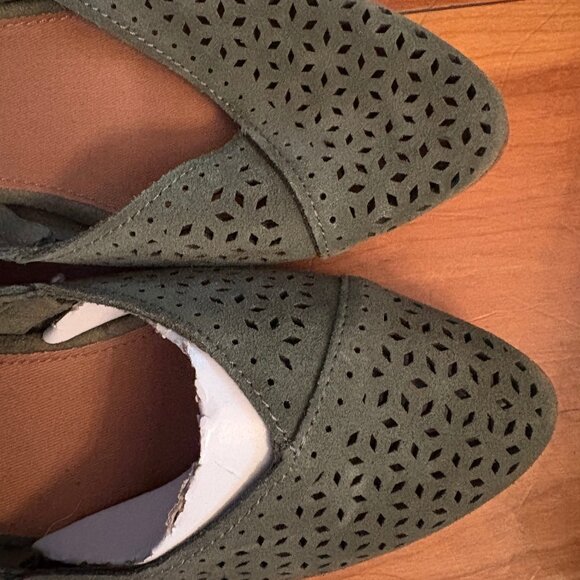 TOMS LASER PERFORATED OLIVE SUEDE FLATS SZ 9.5 NWT - NEVER WORN - Picture 2 of 6